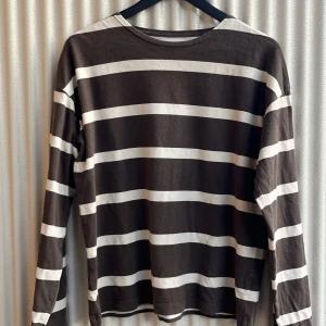 Margaret Howell Longsleeve - Fin långärmad i snygg brun färg. Boxy fit och mjukt bomullstyg.