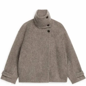 Kappa - Jötte fin arket kappa som slutats säljas. Storlek 36 passar lätt 34-40. Köp direkt för 1550kr, privatbud. Frakt på 125kr. Använd 1 vinter