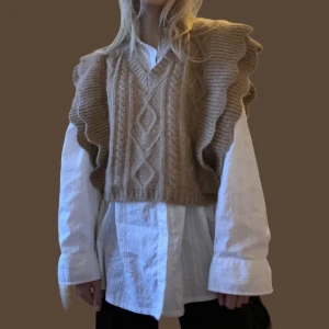 stickad väst - en caramel-färgad stickad väst från Zara. nytt skick! jättefin och cool. storlek S men passar S-L då den är oversized. (jag har storlek xs för preferens.)