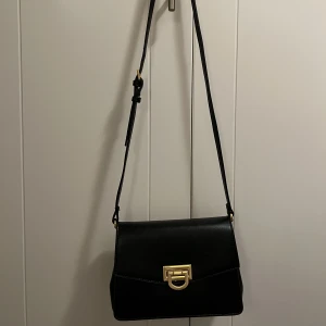 Axelväska oanvänd  - Axelväska från mango med guld detalj Helt oanvänd 