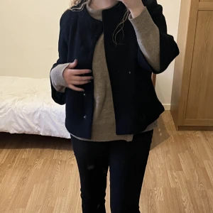 Svart kort kappa - Typ helt oanvänd, storlek M men passar mer en XS/S, jättefin men har för många så säljer vidare 