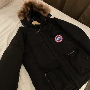 Canada Goose Jacka i storlek L/P  - Svart Canada Goose Jacka från en äldre kollektion. Använd sparsamt och i mycket bra skick. Kontaktas vid fler frågor eller bilder. :)