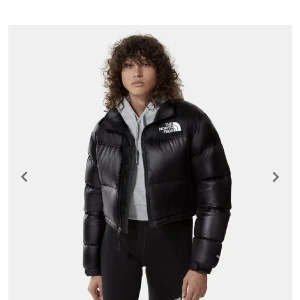 The north face jacka - The north face jacka modell 700 den croppade varianten. Köpt här på plick men endast använd enstaka gånger. I nyskick utan någon defekt. I storlek M men passar allt från xs-m, säljer den då den aldrig kommer till användning❤️