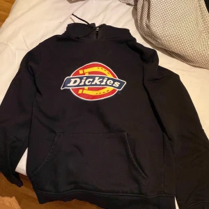 Dickies hoodie - Kommer ej till användning.  Dåliga snören o lite sprickor i trycket som man ser på bilden, men annars fin☺️