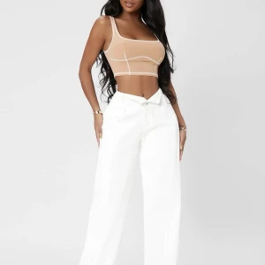 Vita jeans - Rensar kläder som inte har kommit till användning. Jätte fina vita byxor med öppning. 