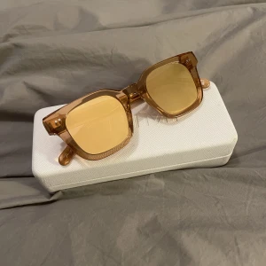 Chimi #004 Peach  - Chimi solglasögon i färgen peach  med spegelglas 