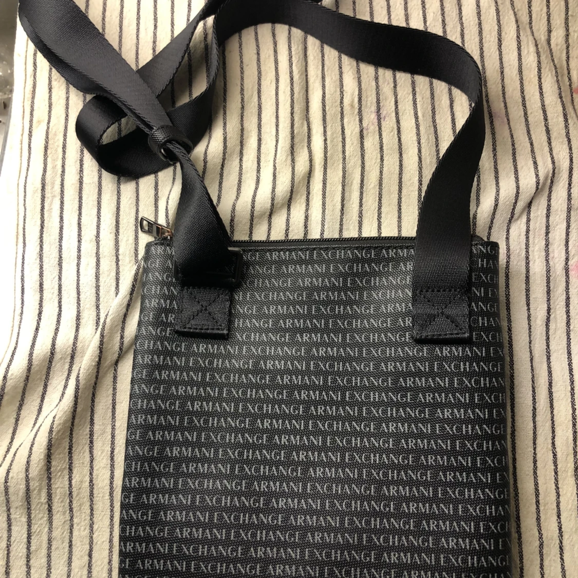 Det är en axelväska Armani. - 90