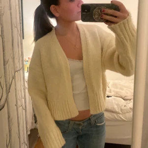 Krämvit kofta - TRYCK INTE PÅ KÖP NU⚠️Säljer denna skitmysiga koftan från zara, använd typ 5 gånger💓 Kontakta mig vid intresse eller andra frågor😁