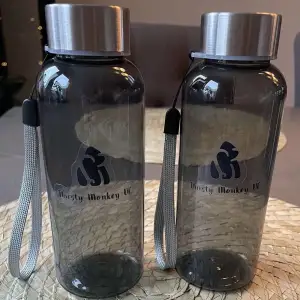 Hej! Mitt UF-företag Thirstymonkey säljer små vattenflaskor 35 cl som får plats i en liten handväska och kan fyllas på under en kran. Perfekt att ha på stan, gymmet, i skolan när man inte orkar släpa på en 1 liters flaska. 