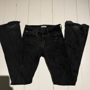 LÅGMIDJADE BOOTCUT JEANS - Perfekta Lågmidjade jeansen. Passar till allt. Säljer pga för små men är mina favorit jeans. Använda vilket syns vid fötterna, men personligen tycker jag det är finare och ger jeansen mer karaktär. Stretchiga och formar kroppen så fint. Grå/svarta.💘💘💘💘