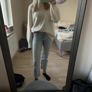 Jeans - Så snygga jeans från zara i storlek 34. Lite fransiga nertill😍Har 4 knappar och även lite slitningar vid detta parti(sista bilden). Passar även storlek 32.