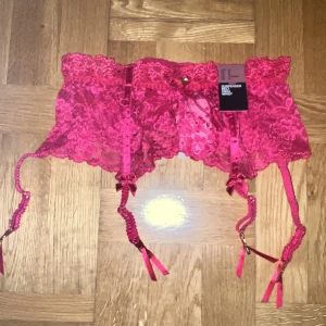 Mag underkläder med strumpebandshållare  - Underkläder till magen ej använd i stl M, en röd rosa färg 
