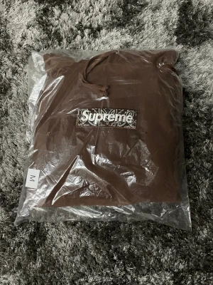 Supreme bandana box logo hoodie - Hej säljer då min Supreme bandana box logo hoodie som är helt oanvänd. Den ligger fortfarande i plasten storleken är M