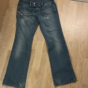 Low Waisted jeans - Säljer dessa as snygga low waisted diesel jeans!💕 Pga att de är för små tyvärr! Storleken är 28, midjemåttet ca 80, innerbenslängden 77!🙌