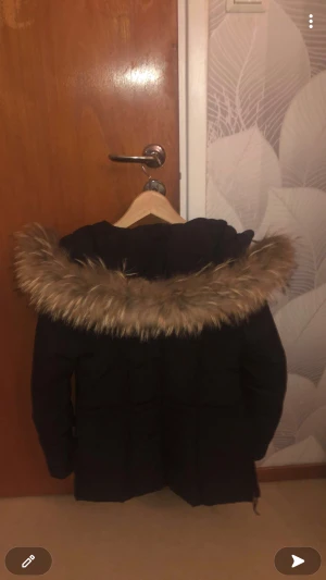 Hollies jacka/pälsjacka  - Använd jacka, den måste tas till kemtvätten Pris kan diskutera 