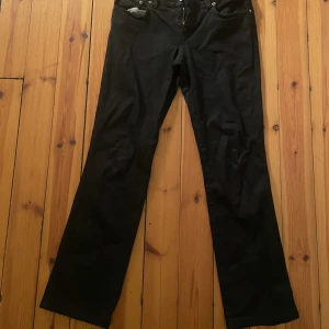 Moschino jeans  - Vintage Moschino skinnyjeans i svart modell: Donna  strl: 29 