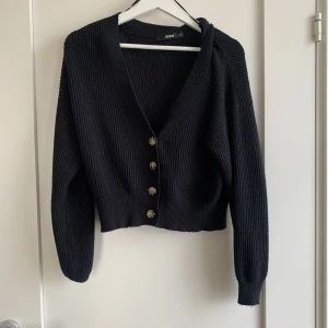 Stickad tröja - Snygg stickad tröja med knappt från Bik Bok i storlek XS