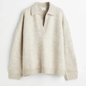 STICKAD TRÖJA - säljer min stickade tröja ifrån hm dom är använd max 5 gånger💕💕är i xs men jag bär vanligen s iblnd m och den passar perfekt på mej!!