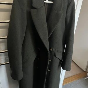 Jacka - En kappa från H&M i skogsgrön. Storlek 38 och väldigt fint i höst och vinter vädret💚 nypris 700kr. Köparen står för frakt