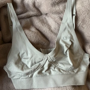 Sport bh iciw - Sport bh från iciw i strl S-M som tyvärr är för stor! 💕 sparsamt använd!