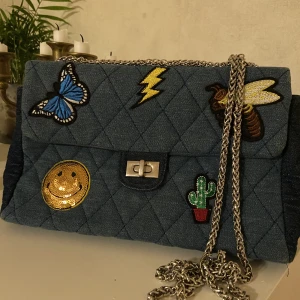 Axelväska  - Använd ca 2 gånger, bra kavlitet men inte min stil längre. Lång axelband. 