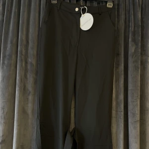 Fest byxor  - Väldigt fina byxor som inte har kommit till användning. Prislappen sitter kvar 