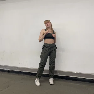 Cargobyxor från H&M - Det är ett par Cargobyxor som är från H&M på killavdelningen. Sitter superbra och är i stl S. Har använt dem ett fåtalet gånger så dem är princip som nya!