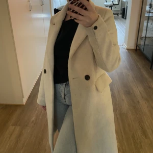 Kappa - Jättefin beige/vit kappa från Vero moda, köpt för kanske 2 år sedan, den är lite nopprig i tyget annars i fint skick. Säljer då jag har andra jackor som jag använder. Är 152 cm🤎