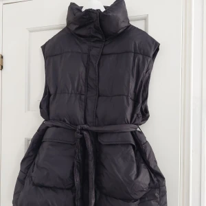 As snygg väst  - As snygg väst från nakd endast testad ich tvättad, stl S mer en oversize så passar xs upp till en stor M 380kr eller kom med bud