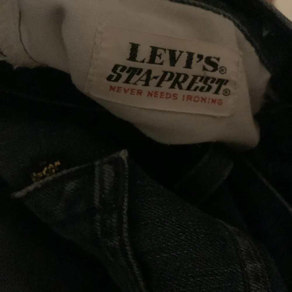Sitter tight osen lösare där nere, gammalt märke av Levis. Lagom använd men fått väldigt mycket komplimanger . Jeans & Byxor.