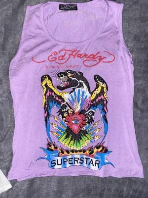 Ed Hardy t shirt  - Storlek L men sitter som s/m. Vet inte om de äkta. 