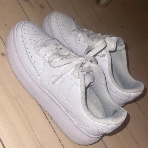 Nike Court Vision Alta, 38 - Nike skor - Court Vision Alta, storlek 38, 24cm. Använda väldigt få gånger Nypris 949kr 