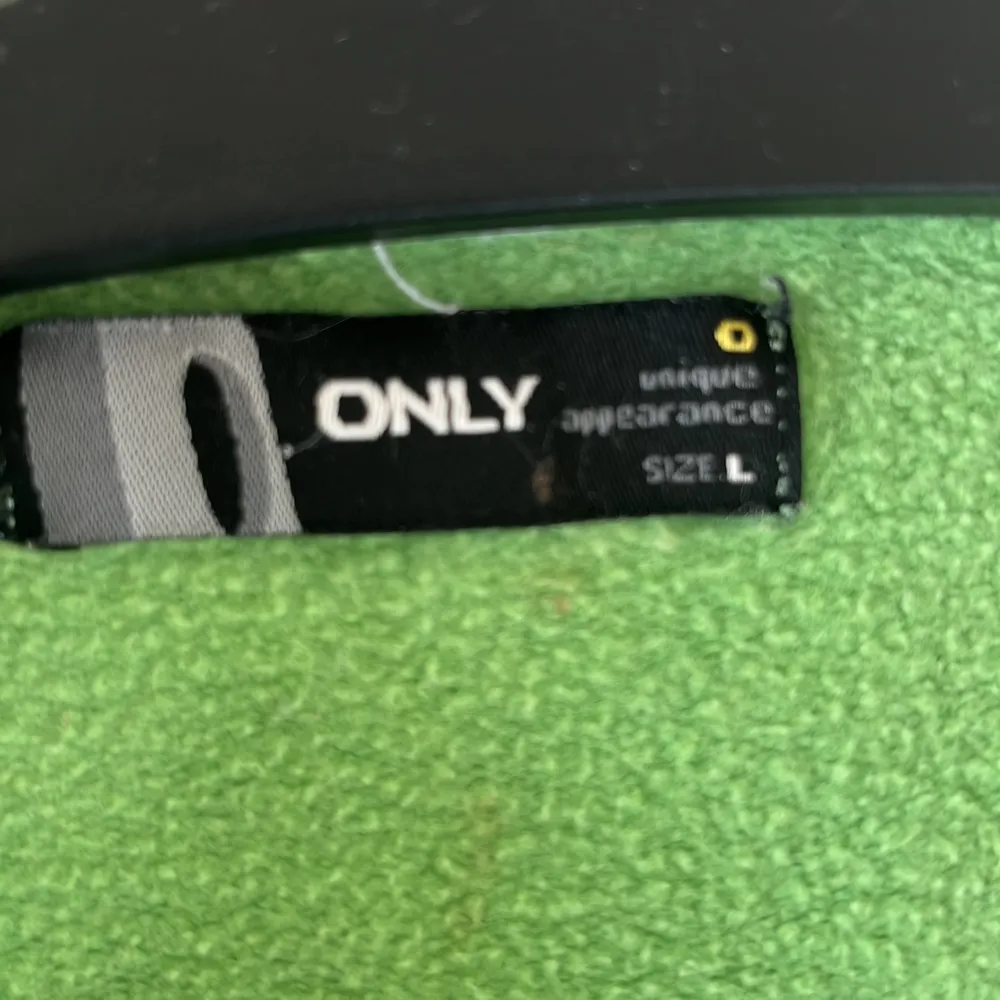 Säljer den här grön zip up hoddien från only då den inte längre kommer till användning, strlk L men passar som en S/XS hoddie . Hoodies.