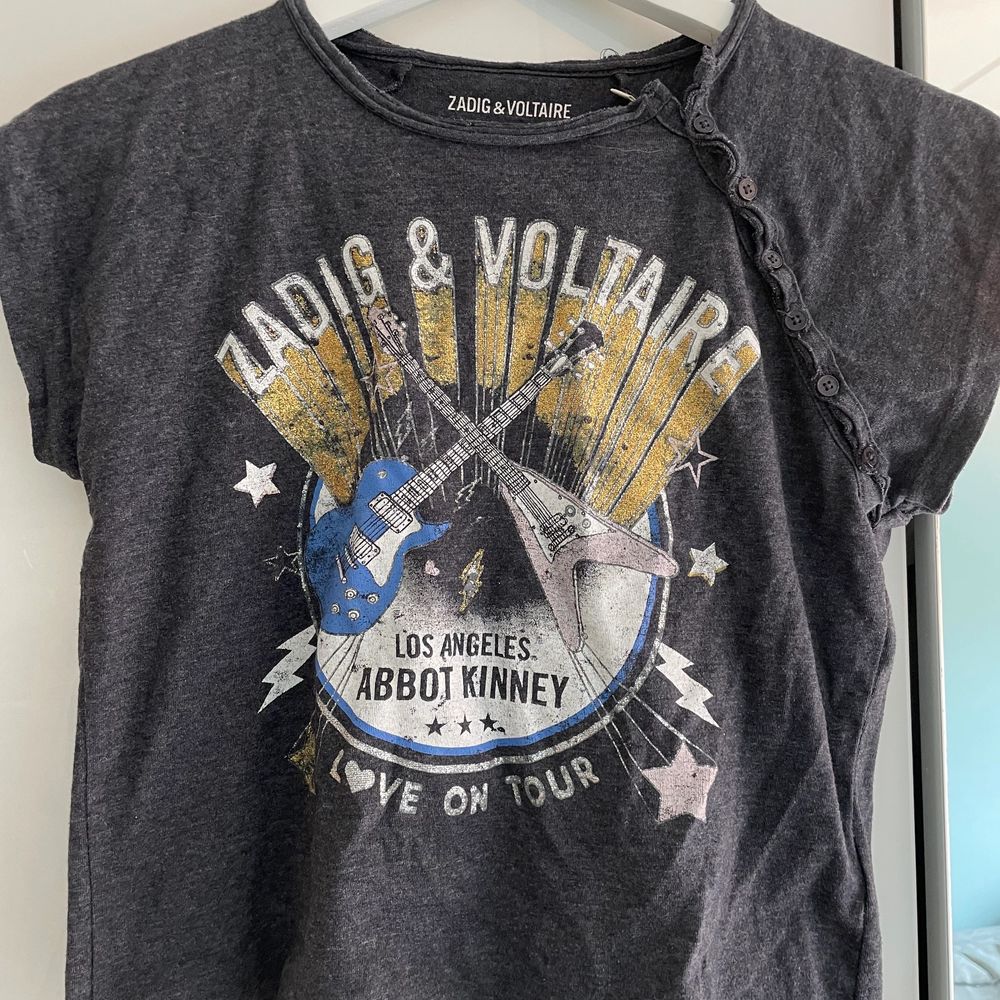 Söt tröja köpt på barnavdelningen från Zadig & voltaire😍passar mig som vanligtvis har xs-s i toppar🤍. T-shirts.