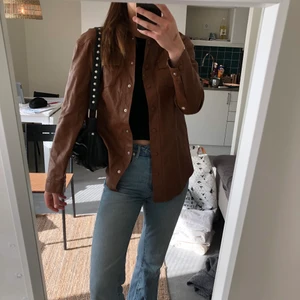 Brun läderjacka - Brun läderjacka från ett märke som heter Glamorous i storlek 38. Frakten tillkommer 🫶 Jag är 172 för referens 