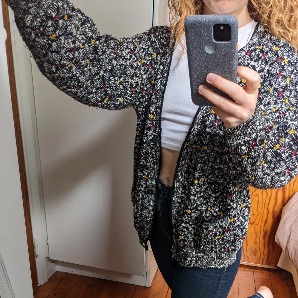 Really nice oversized style cardigan. There is a button missing bit the other 3 are there. I often wore it open so the button missing didn't bother me. Has been worn so some signs of slight bobbling however no holes etc and has been well looked after. Any questions just ask 🙂👍. Stickat.
