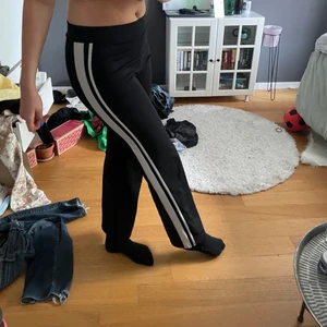 Svarta byxor  - Svarta byxor i storlek S. Från ginatricot. Storlek S