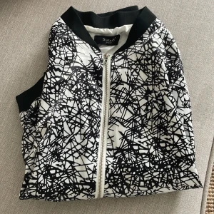 Häftig Kofta - Super häftiga tunn kofta från SisterS point. Strl S. Oanvänd