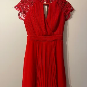 Röd klänning  - Jag säljer en röd klänning som är i ett superfint skick och endast använd en gång. Storlek xs men passar även en S