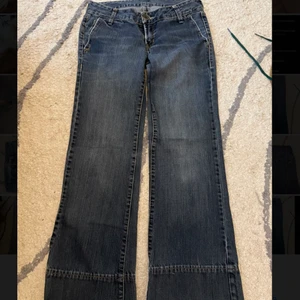 Lågmidjade jeans - Ett par lågmidjade, utsvängda jeans designade av Penélope och Mónica Cruz för märket mango. I fint skick!