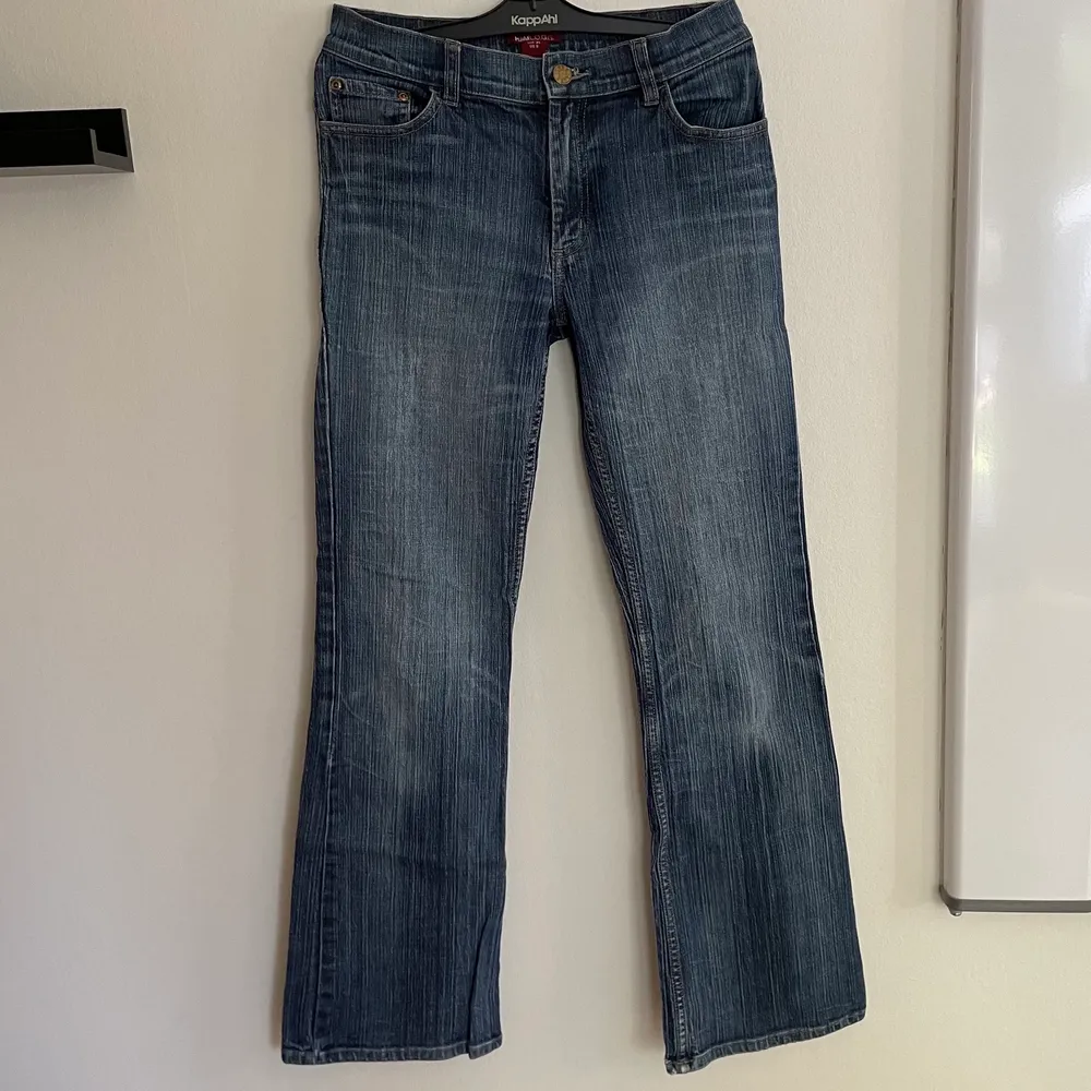 Ett par lågmidjade jeans från H&M. Dem är i storlek 36 men skulle säga att de mer är som en 34:a. (Jag på bilden  brukar ha 36 i byxor, men dem är lite små för mig!) Skriv vid frågor eller intresse💙💙. Jeans & Byxor.