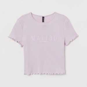 Hm t-shirt - En jätte fin t shirt från hm som är helt utsåld. Storlek S men passar XS. Köpte den för 80kr men säljer för 40kr💫