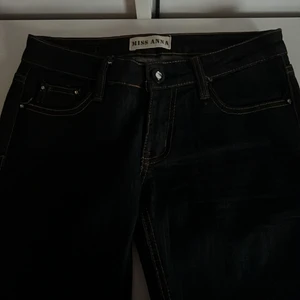 Lågmidjade jeans  - Ett par lågmidjade utsvängda jeans med coola detaljer. 