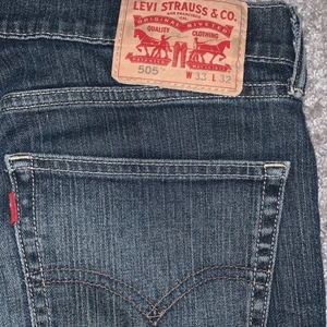 Levis jeans - Skitsnygga jeans som jag köpt här på plick. Har aldrig använt dem då de var för stora för mig. Långa på mig som är 171cm. Skulle uppskatta storleken som en M men kan säkert användas av både mindre och större beroende på hur man vill att de ska sitta. Pris kan diskuteras💘