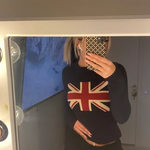 Tröja - Marinblå stickad tröja, tjockt material, knappt använd 