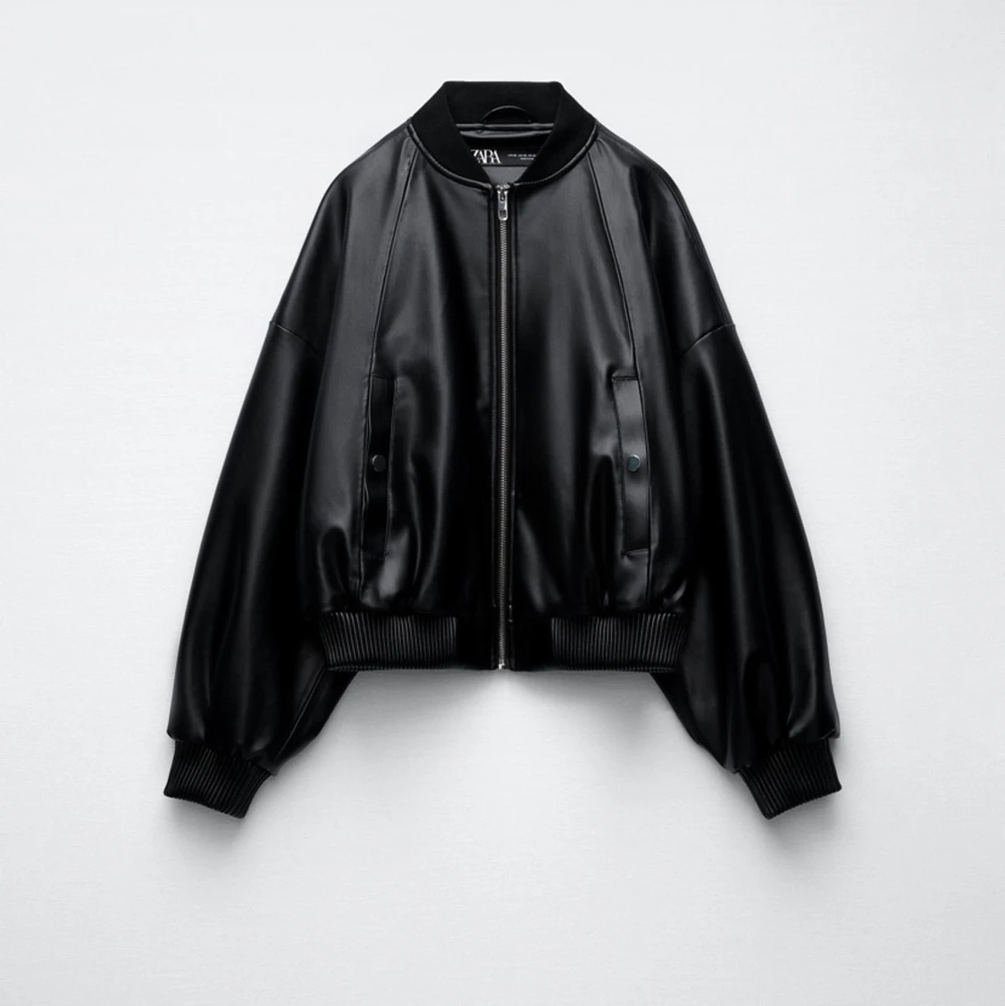 Söker denna svarta skinnbomberjacka zara