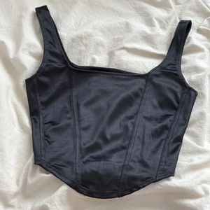Svart topp strl xs - Säljer denna supersnygga korsett-liknande toppen från hm i strl xs. Superbra skick! Aldrig använd. Säljer för 90kr + frakt ⭐️🌺