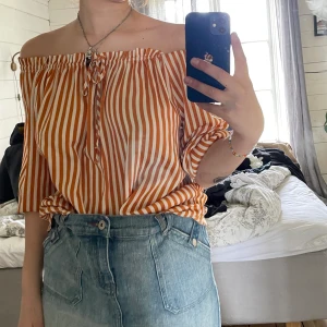 Orange randning blus - Vit och orange randig blus, väldigt luftig, resår band vid axlarna och ärmarna