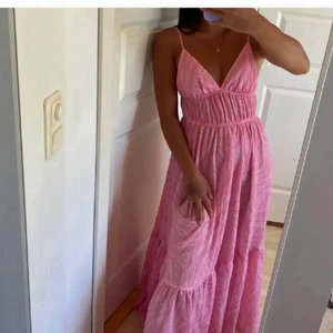 SÖKER - Söker denna klänning i 32,34,36,38 nästan vilken storlek som helst!!!! Kan betala bra!!!