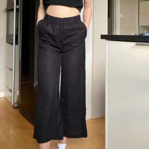 Svarta linnebyxor  - Säljer mina svarta linnebyxor med resor i midjan från HM i strl XS. Knappt använda!